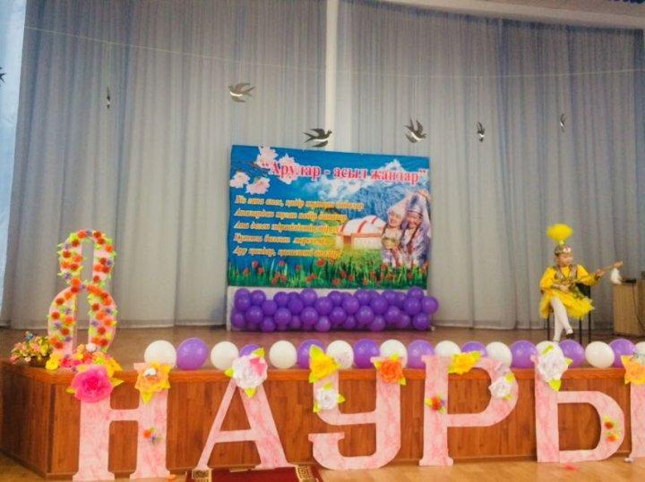 Ы.Сүлейменов атындағы №37 орта мектебінде " Аналар-асыл жандар " салтанатты мерекелік бағдарлама өткізілген мерекелік бағдарлама