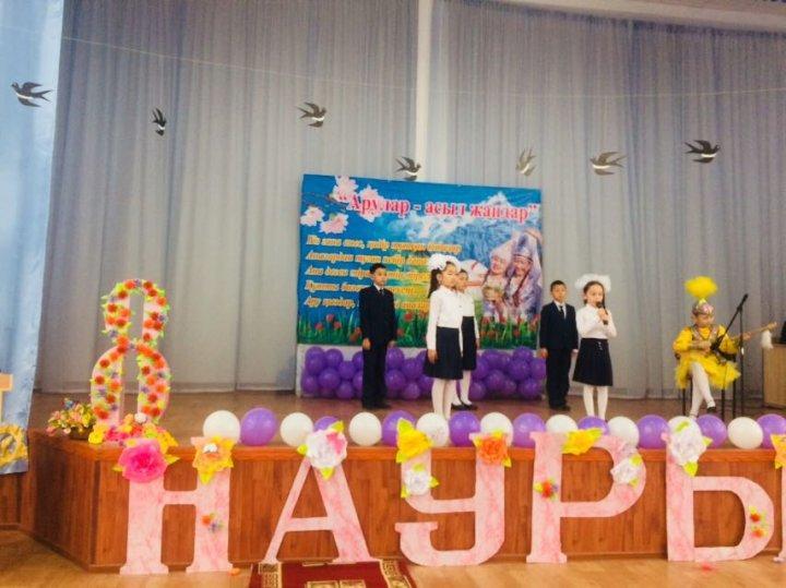 Ы.Сүлейменов атындағы №37 орта мектебінде " Аналар-асыл жандар " салтанатты мерекелік бағдарлама өткізілген мерекелік бағдарлама