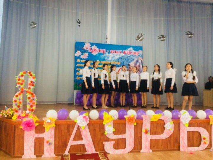 Ы.Сүлейменов атындағы №37 орта мектебінде " Аналар-асыл жандар " салтанатты мерекелік бағдарлама өткізілген мерекелік бағдарлама