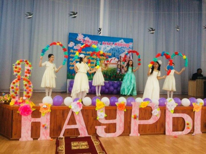 Ы.Сүлейменов атындағы №37 орта мектебінде " Аналар-асыл жандар " салтанатты мерекелік бағдарлама өткізілген мерекелік бағдарлама