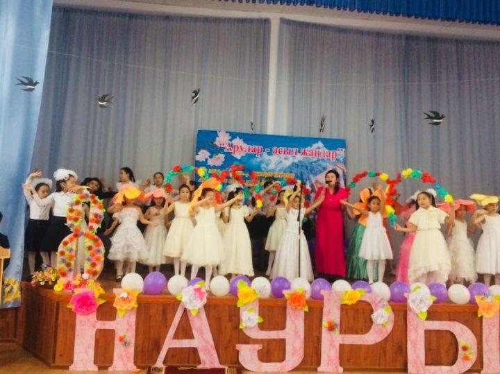 Ы.Сүлейменов атындағы №37 орта мектебінде " Аналар-асыл жандар " салтанатты мерекелік бағдарлама өткізілген мерекелік бағдарлама